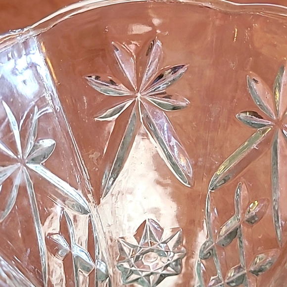 Beautiful Glass Vase - Picture 4 of 10